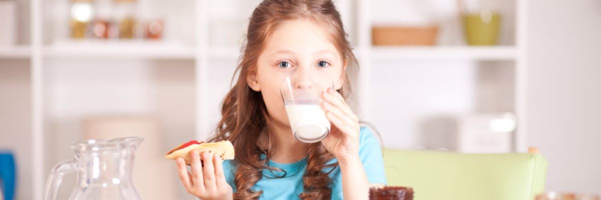 Τι είναι καλύτερο να πίνουν τα παιδιά στο πρωινό: Χυμό, γάλα ή νερό; Οι διαιτολόγοι απαντούν