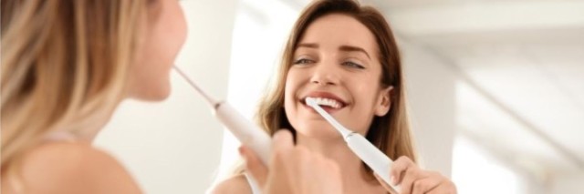 Ποια είναι καλύτερη, η ηλεκτρική ή η χειροκίνητη οδοντόβουρτσα;